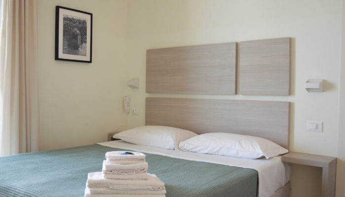 CAMERA SUPERIOR CON BALCONE VISTA MARE