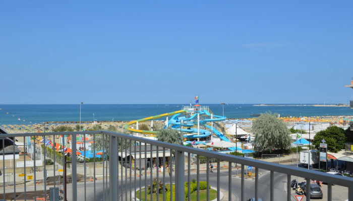 CAMERA SUPERIOR CON BALCONE VISTA MARE