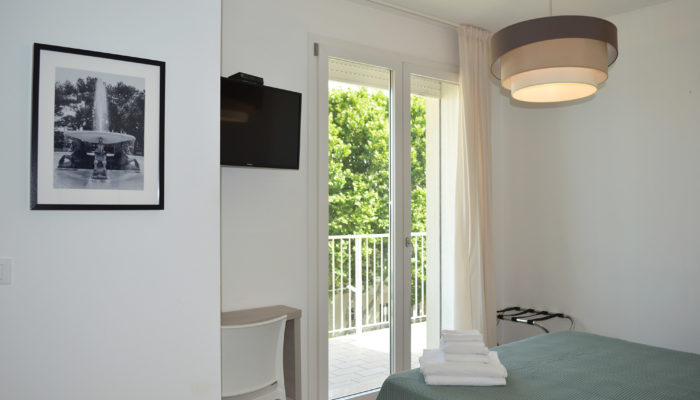 CAMERA SUPERIOR CON BALCONE VISTA MARE