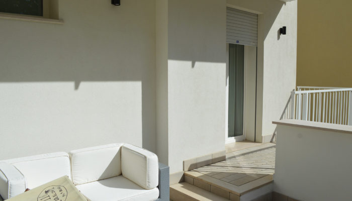 CAMERA SUPERIOR CON TERRAZZO VISTA GIARDINO