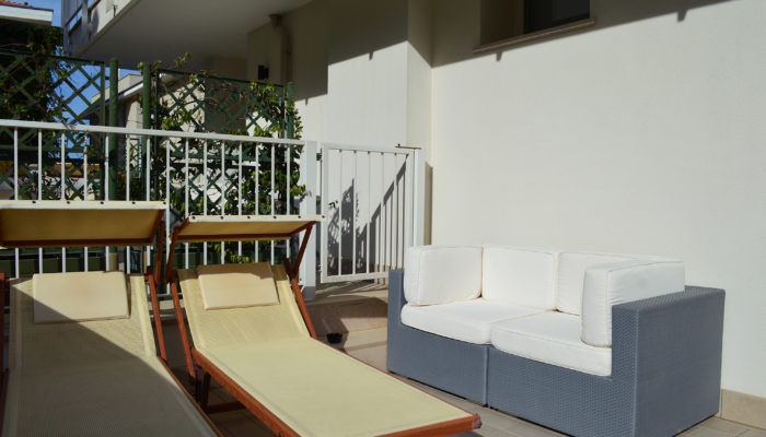 CAMERA SUPERIOR CON TERRAZZO VISTA GIARDINO