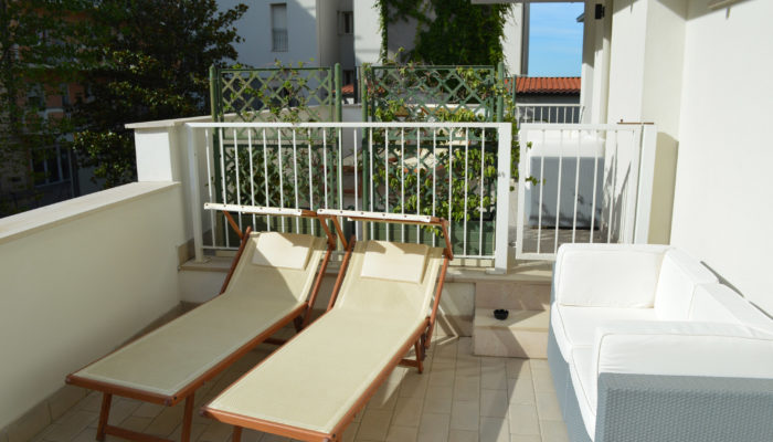 CAMERA SUPERIOR CON TERRAZZO VISTA GIARDINO