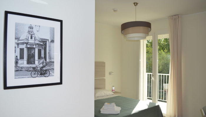 CAMERA SUPERIOR CON TERRAZZO VISTA GIARDINO