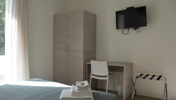 CAMERA SUPERIOR CON TERRAZZO VISTA GIARDINO