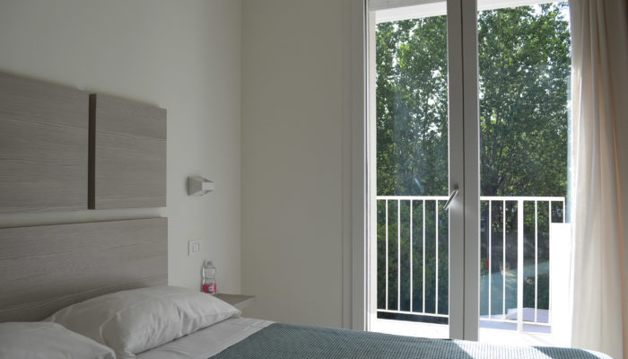 CAMERA SUPERIOR CON TERRAZZO VISTA GIARDINO