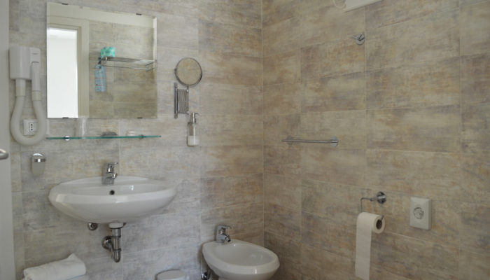 CAMERA SUPERIOR CON TERRAZZO VISTA GIARDINO