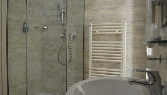 CAMERA SUPERIOR CON TERRAZZO VISTA GIARDINO