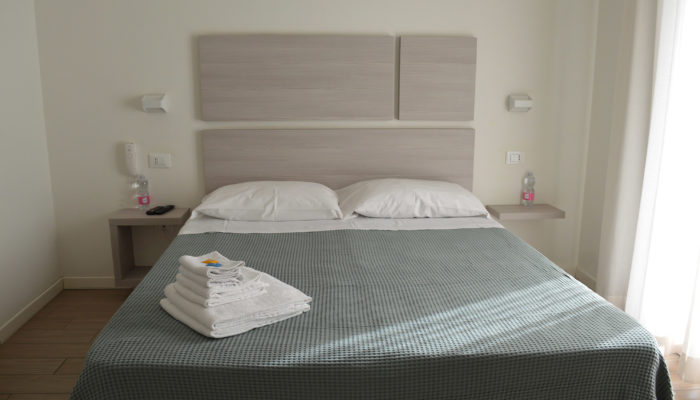 CAMERA SUPERIOR CON TERRAZZO VISTA GIARDINO