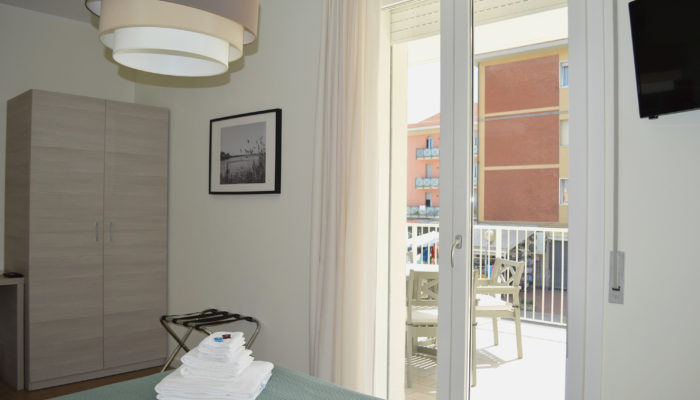 CAMERA SUPERIOR CON TERRAZZO VISTA MARE