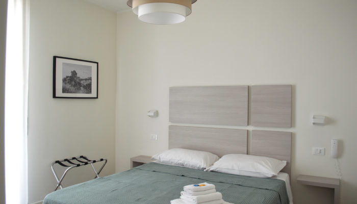 CAMERA SUPERIOR CON TERRAZZO VISTA MARE