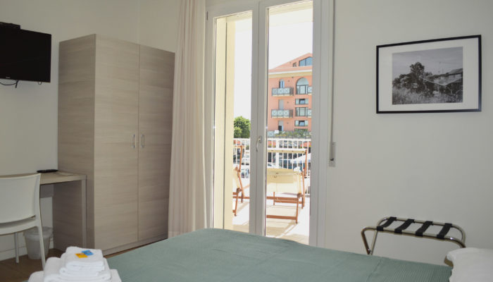 CAMERA SUPERIOR CON TERRAZZO VISTA MARE