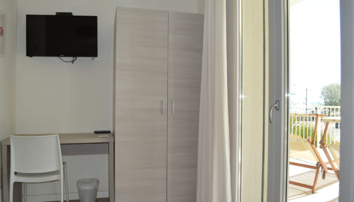 CAMERA SUPERIOR CON TERRAZZO VISTA MARE