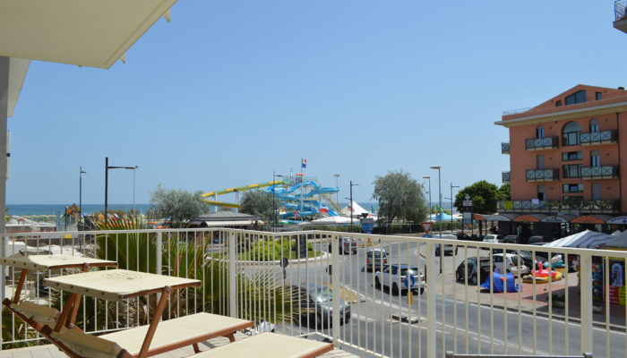 CAMERA SUPERIOR CON TERRAZZO VISTA MARE