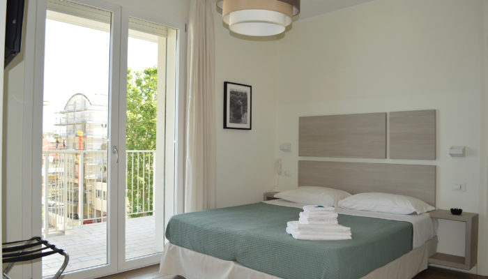 CAMERA SUPERIOR CON BALCONE VISTA MARE