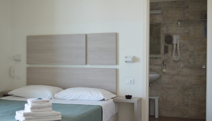 CAMERA SUPERIOR CON BALCONE VISTA MARE