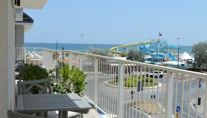 CAMERA SUPERIOR CON BALCONE VISTA MARE