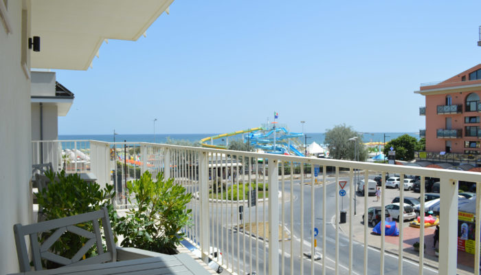 CAMERA SUPERIOR CON BALCONE VISTA MARE